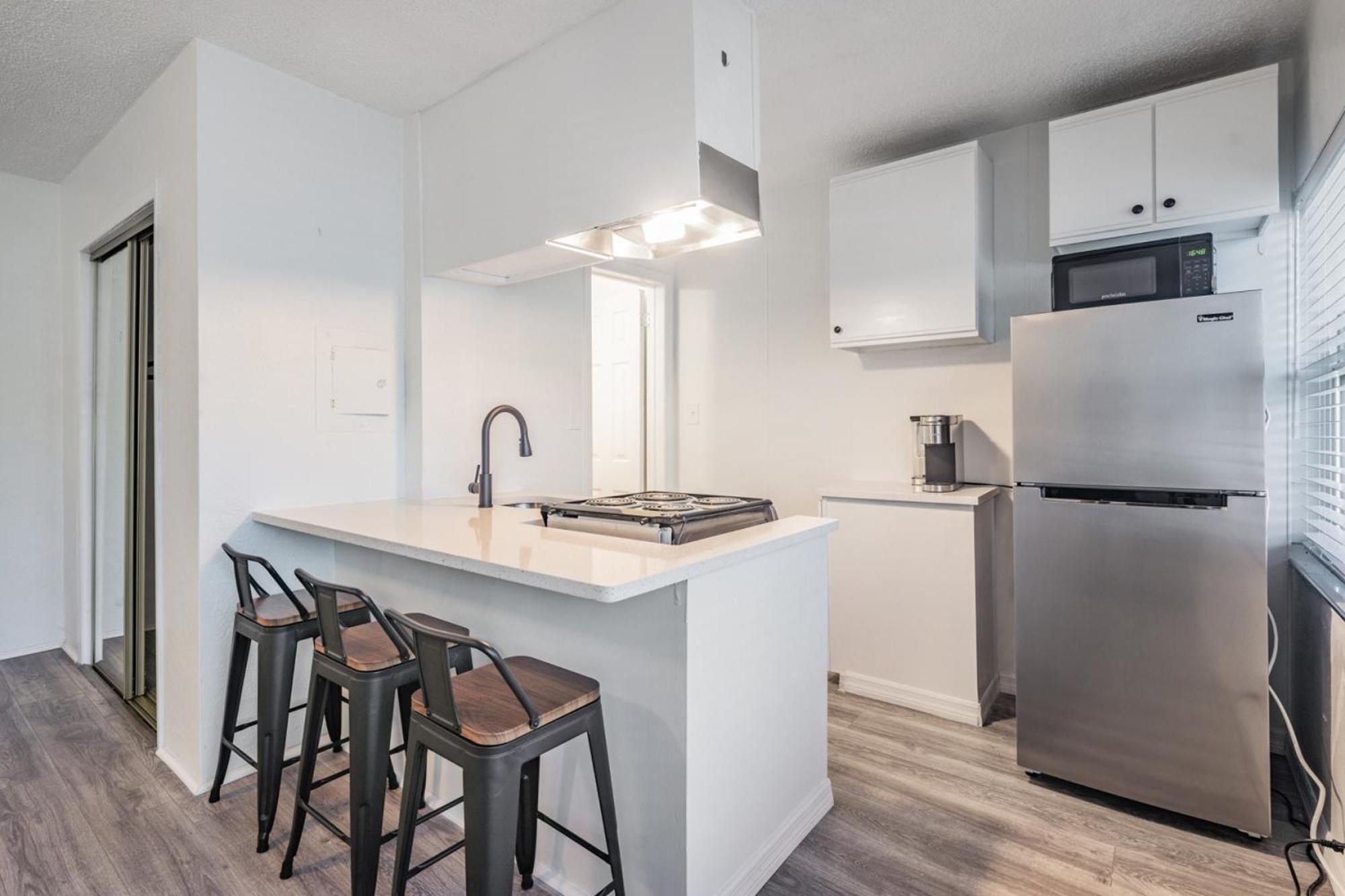 Spacious Studio Apartment Near Nightlife & Dining! Сент-Питерсберг Экстерьер фото