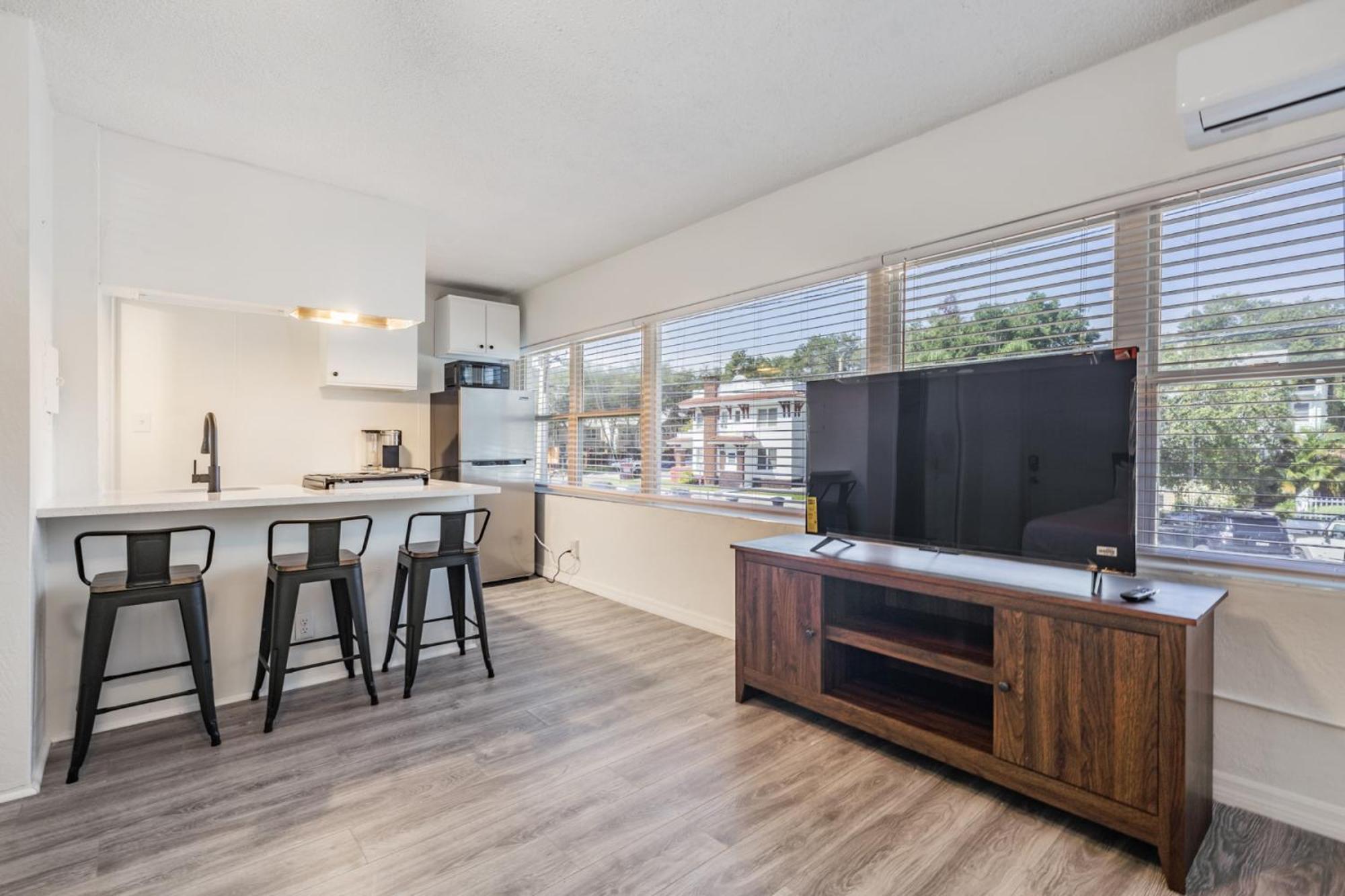 Spacious Studio Apartment Near Nightlife & Dining! Сент-Питерсберг Экстерьер фото
