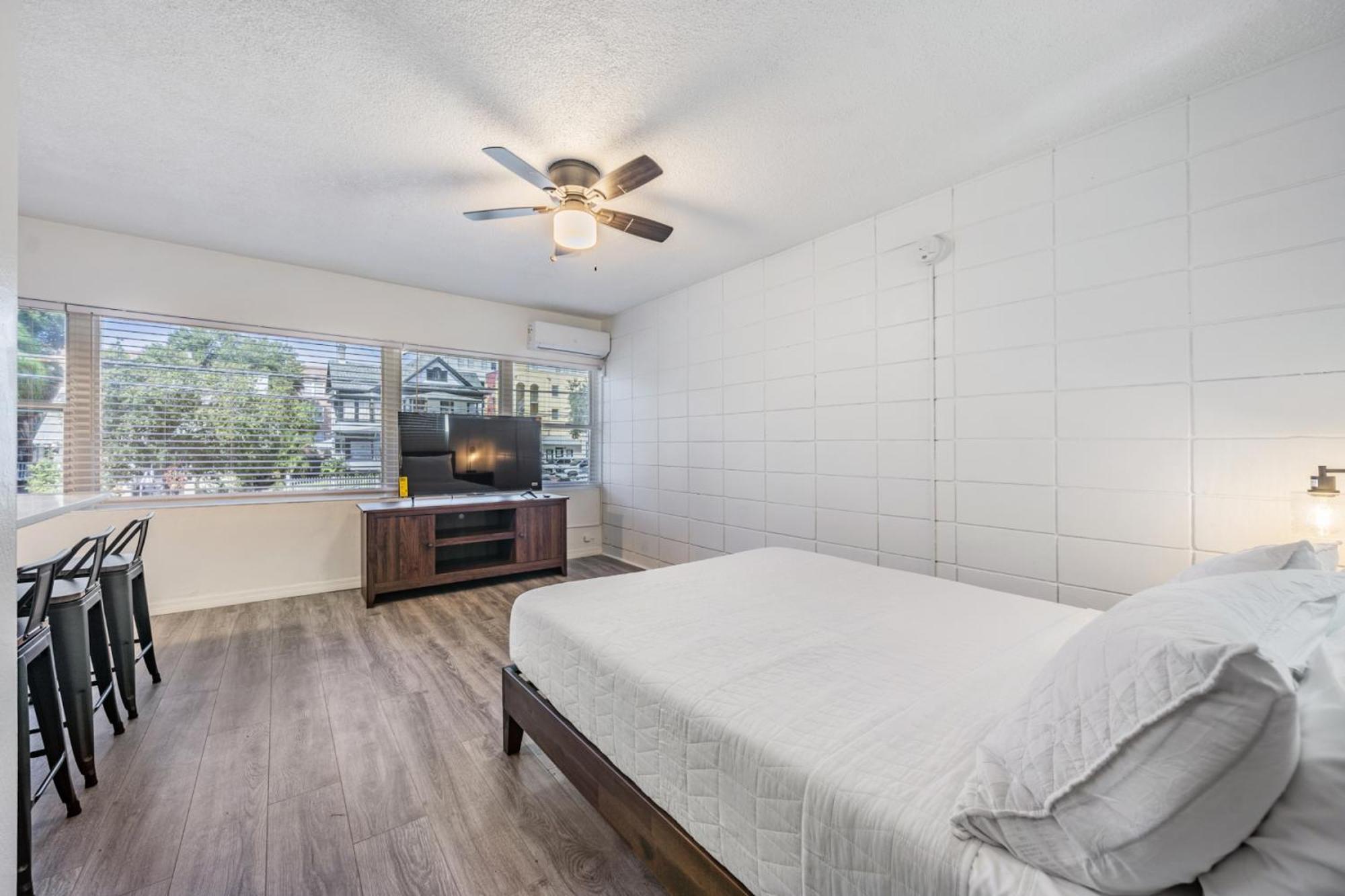 Spacious Studio Apartment Near Nightlife & Dining! Сент-Питерсберг Экстерьер фото